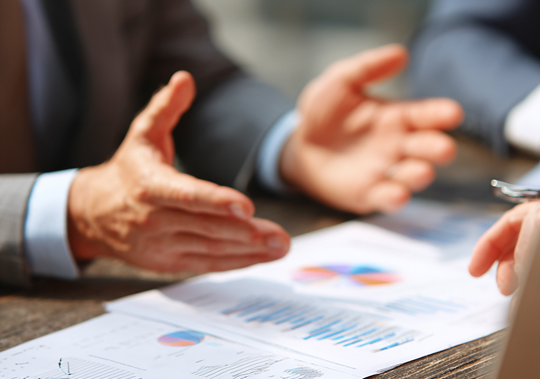 ノートPCで作業している画像